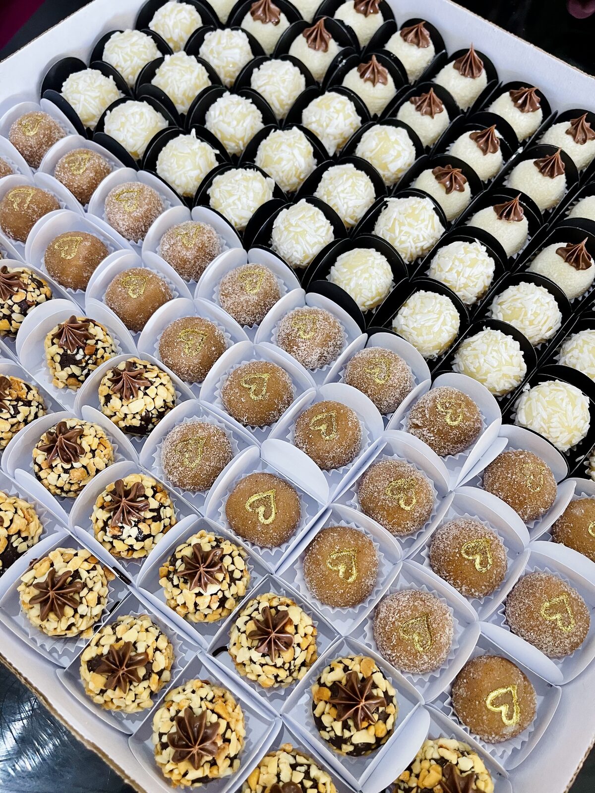 Brigadeiros gourmet variados em forminhas