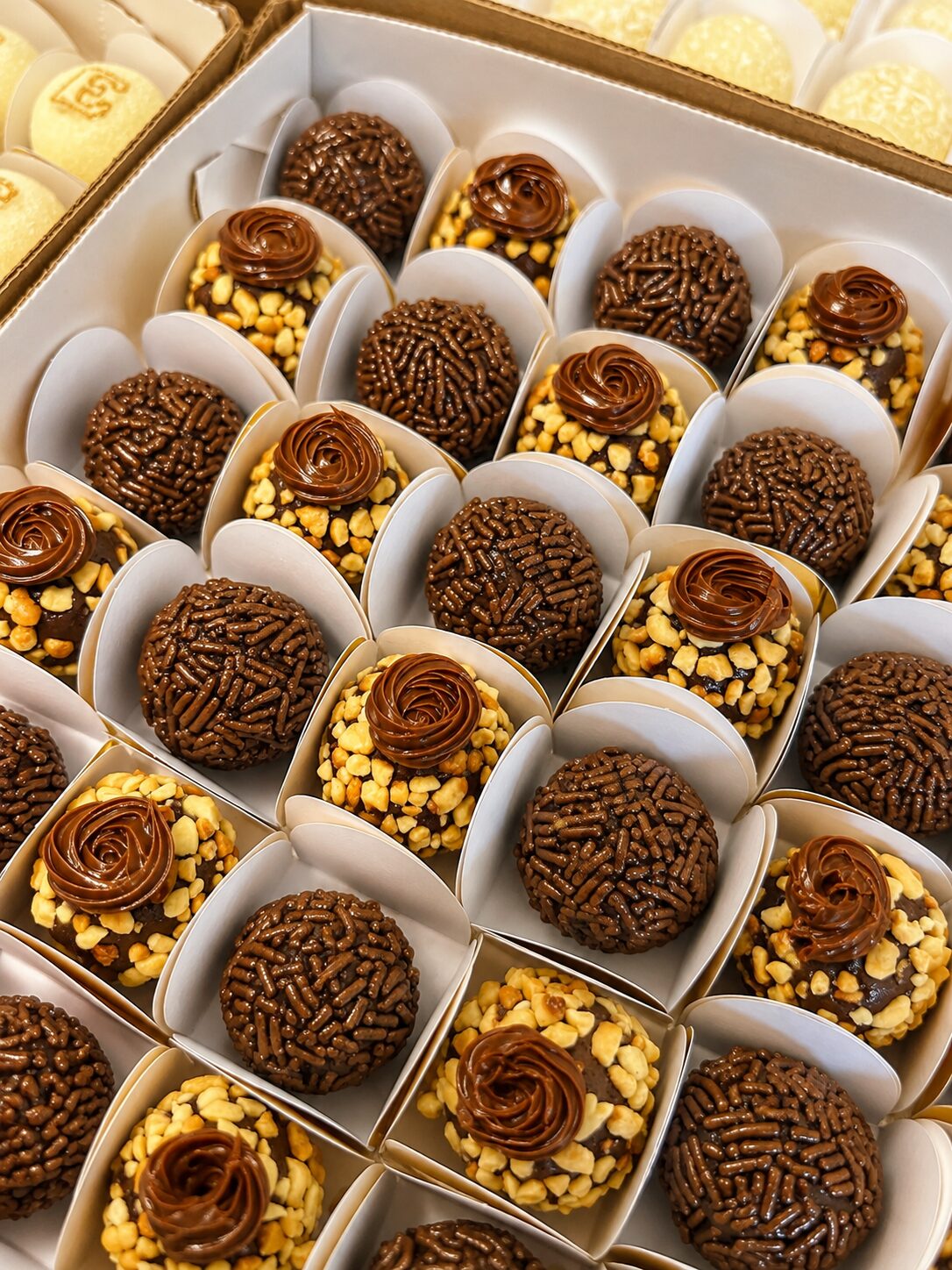 Brigadeiros com cobertura de ninho e Nutella