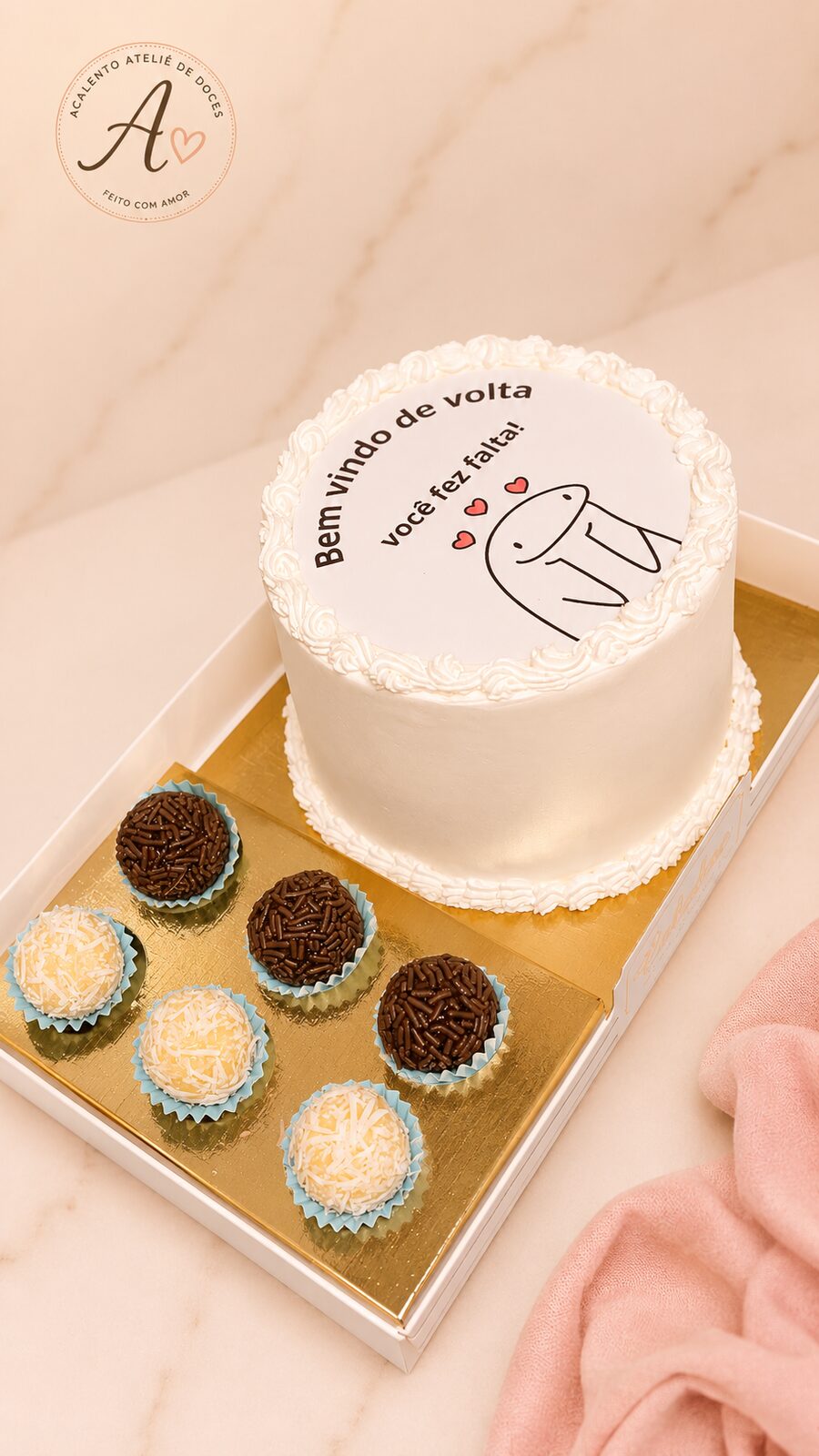 Bento cake branco com docinhos em caixa presente